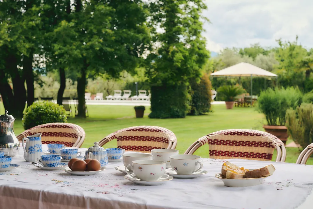 Poolside dining at Villa Niccolai